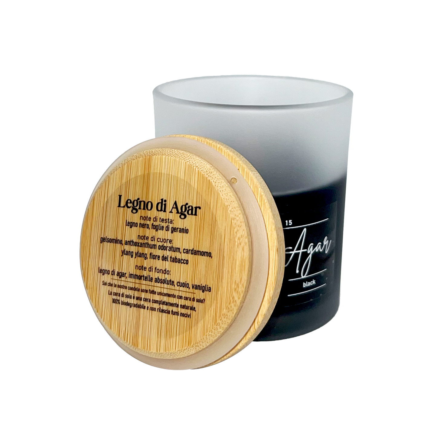 candela profumata nera al profumo di legno di agar, dettaglio del tappo in legno con descrizione note olfattive