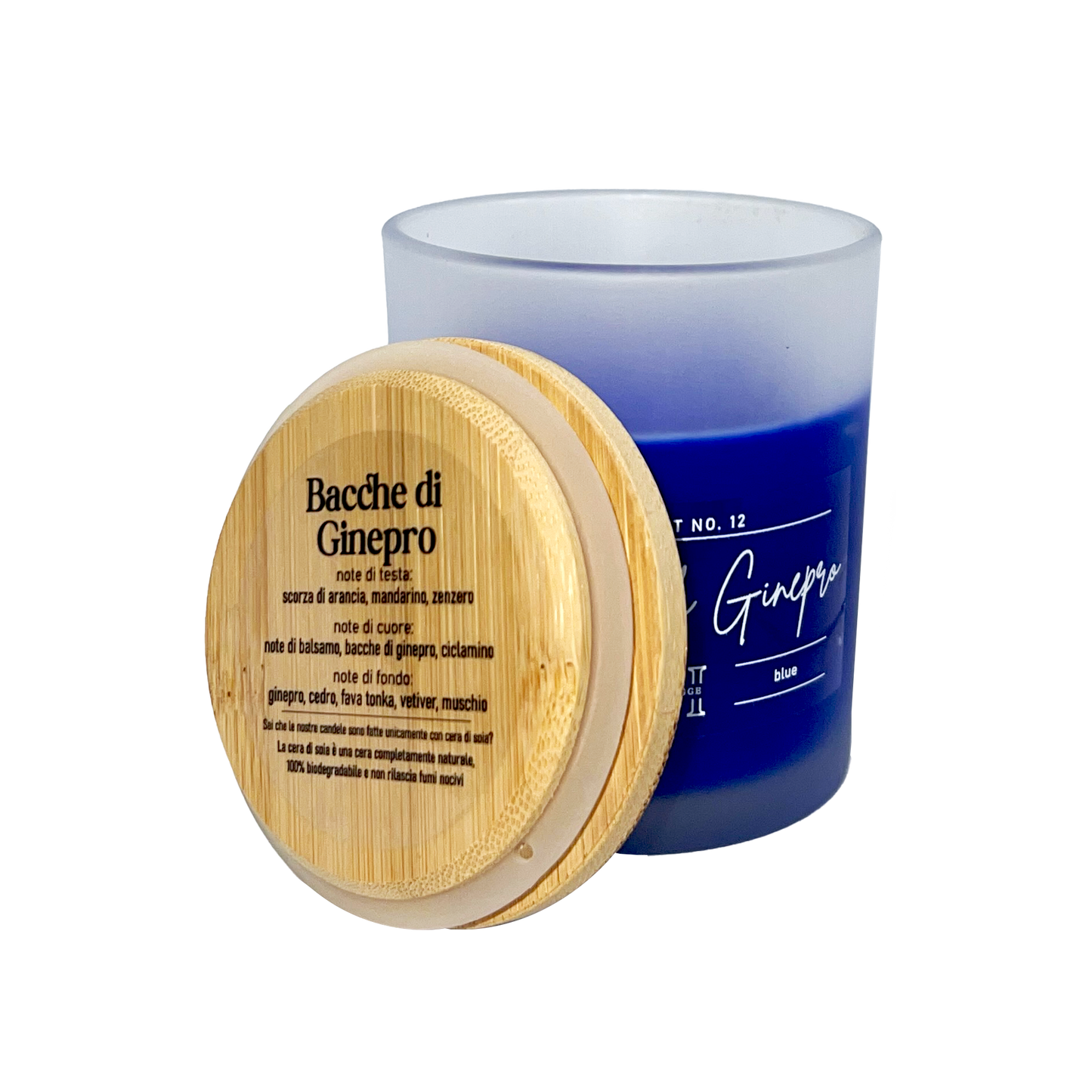 candela profumata blu al profumo di bacche di ginepro, dettaglio del tappo in legno con descrizione note olfattive