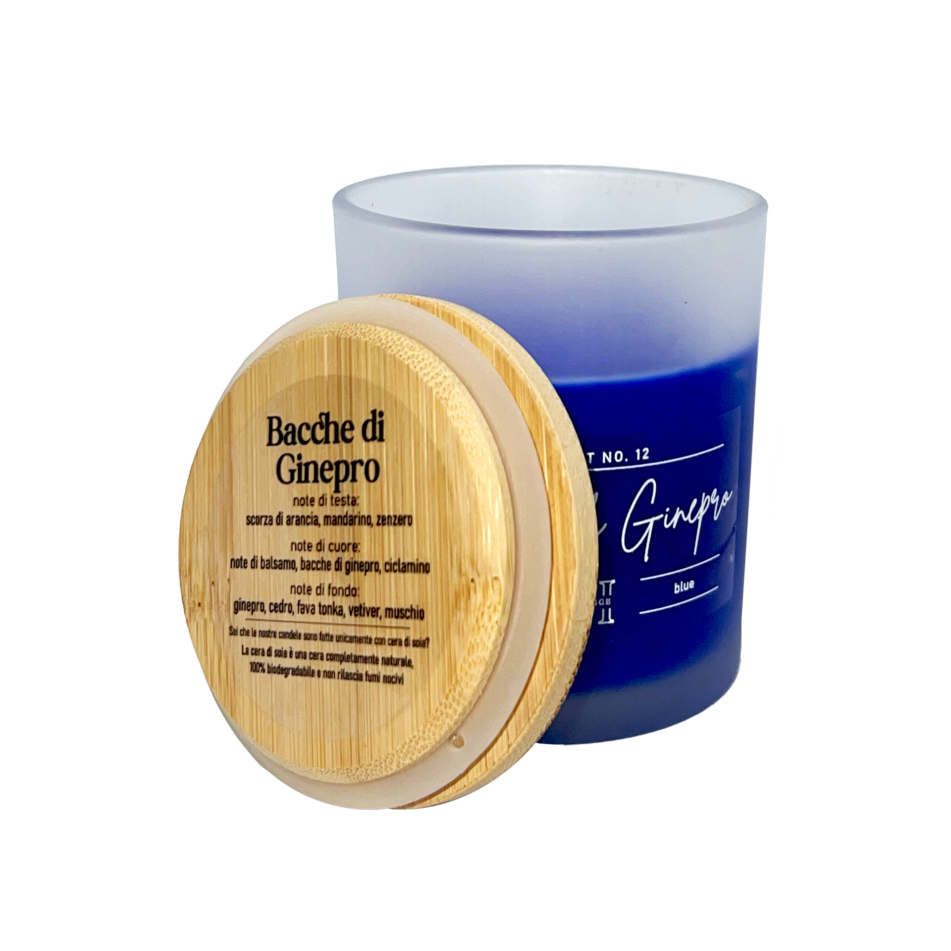 candela profumata blu al profumo di bacche di ginepro, dettaglio del tappo in legno con descrizione note olfattive